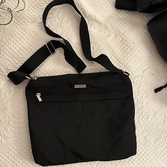Baggallini Black Crossbody Bag - Picture 1 of 7